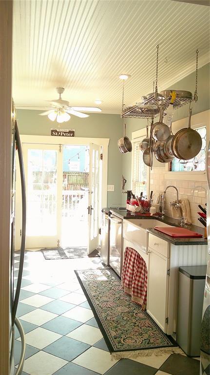 Building Photo - 303 E Plymouth St