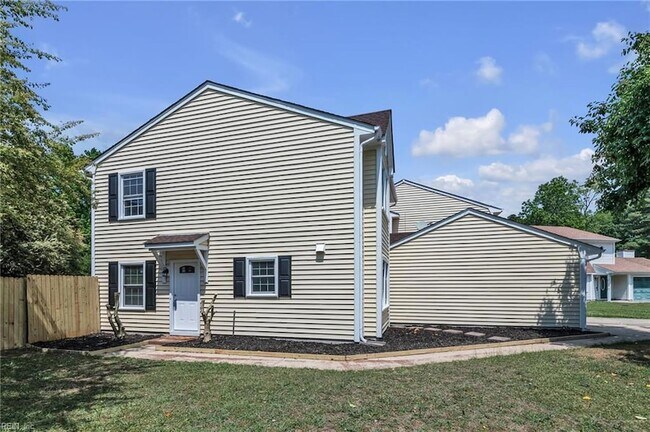 Building Photo - 10 Warwick Cir