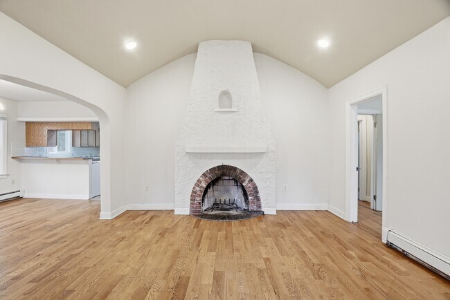 Building Photo - 508 E 19th Ave