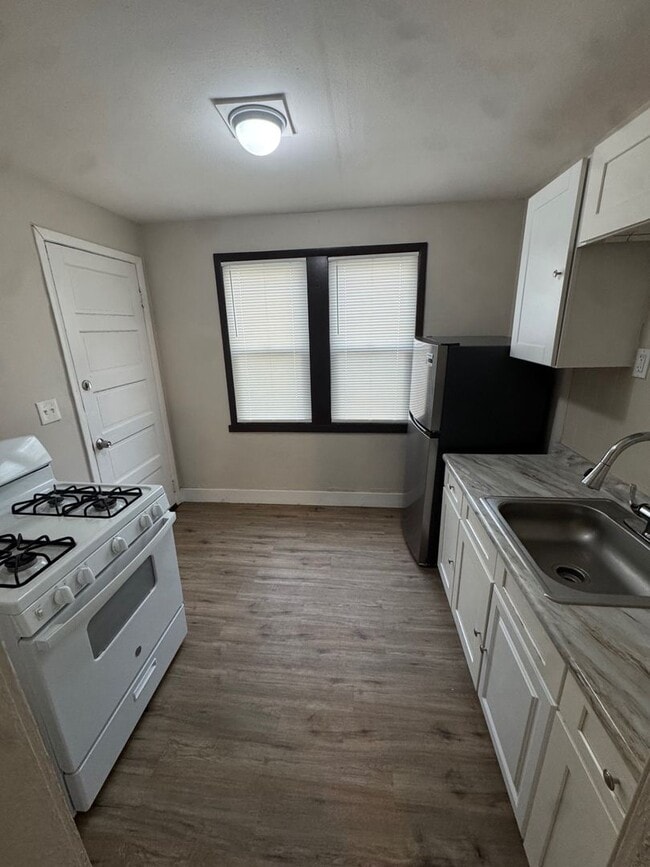 Building Photo - 3245 W 99th St