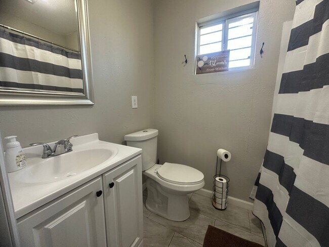 Building Photo - 3 Bedroom Duplex