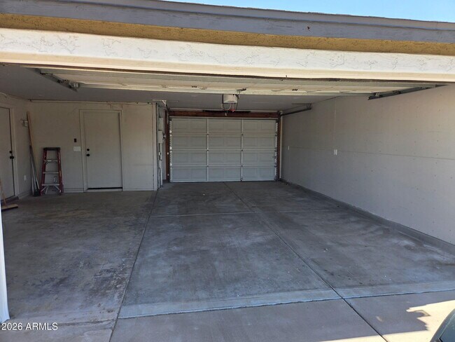 Building Photo - 4045 E Willow Ave