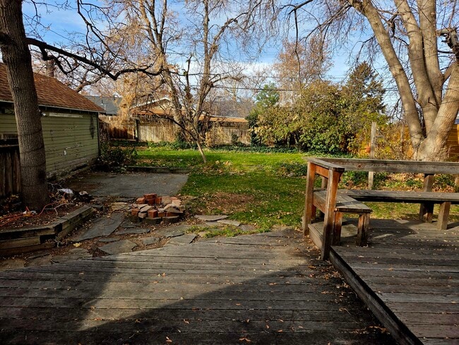 Building Photo - 2528 Beverly St E