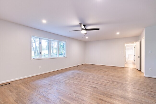 Building Photo - 1301 Hollingsworth Rd