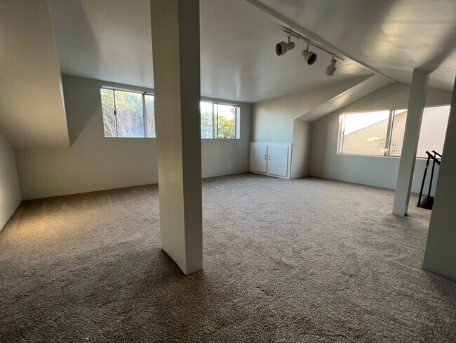 Building Photo - 1070 8th Plz