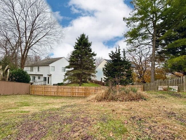 Building Photo - 5 Milestone Manor Ct