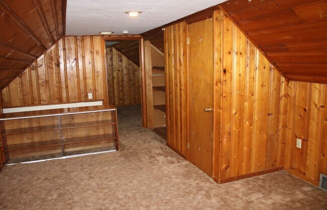 Building Photo - 4 bedroom/1 Bath Single Home!