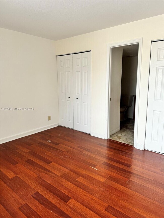 Building Photo - 10028 Twin Lakes Dr