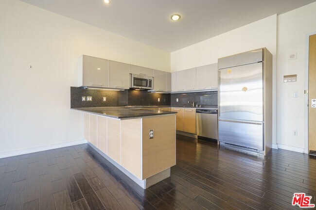 Building Photo - 801 S Grand Ave