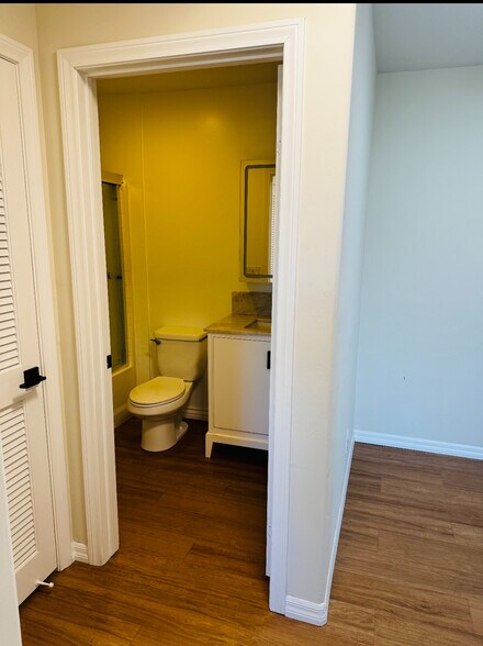 Building Photo - 5252 Balboa Arms Dr