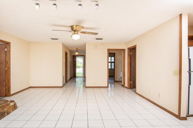 Building Photo - 328 Linden Rd