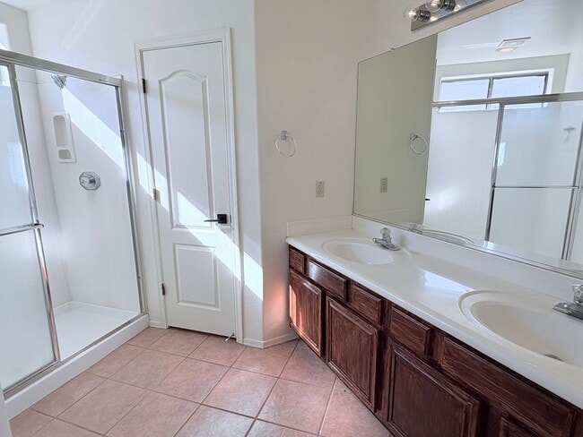 Building Photo - *AVAILABLE NOW* Gorgeous 3 bed/2 bath home...