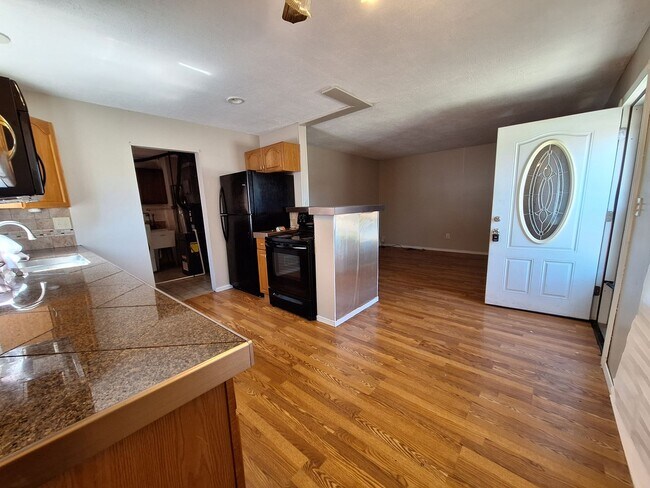 Building Photo - Your next Home!!!  Charming Three Bedroom in Roseville