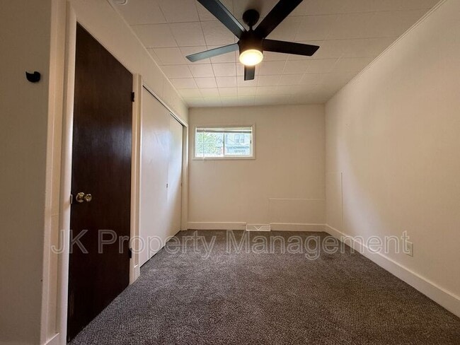 Building Photo - 413 6th St S
