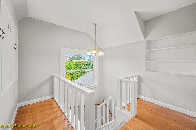 Building Photo - Charming Bungalow in Overlook neighborhood...