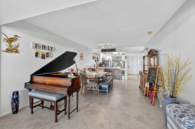 Building Photo - 6205 Balboa Cir