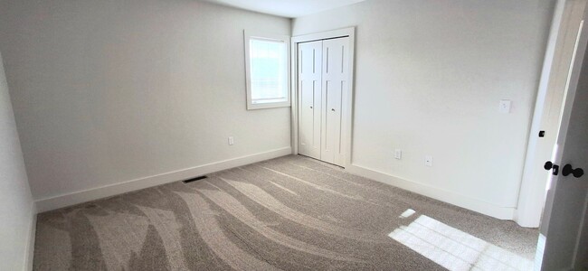 Building Photo - 3 Bedroom 2.5 Bathroom Available in Elizab...