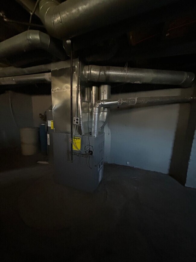 Building Photo - Updated 3-Bedroom, 1-Bathroom Home – $1,400/Month | Accepting Section 8