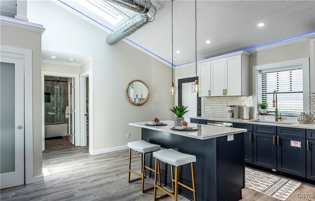 Building Photo - 1014 Main St