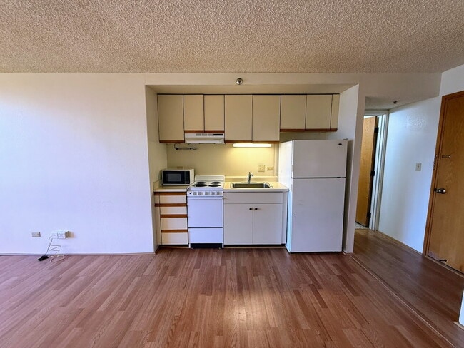 Building Photo - High-Floor Studio with Beautiful Golf Course & Mountain Views – Plaza Landmark