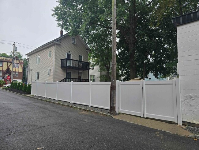 Building Photo - 262 Pindle Ave