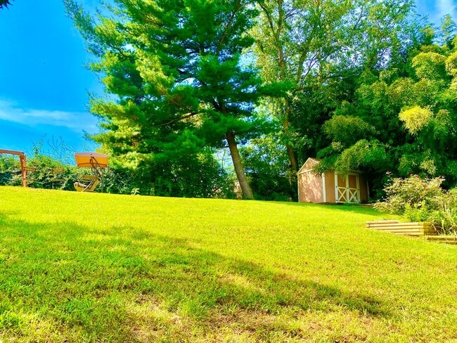 Building Photo - Amazing 4 Bedroom 2 Bathroom! Large Lot!  ...
