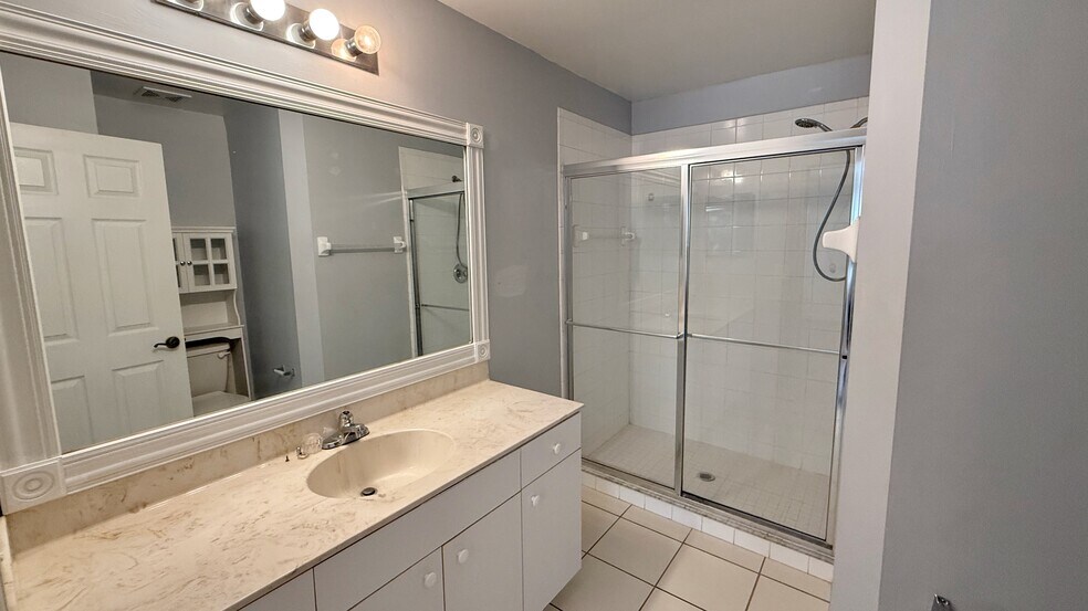 Building Photo - 3620 Pine Oak Cir