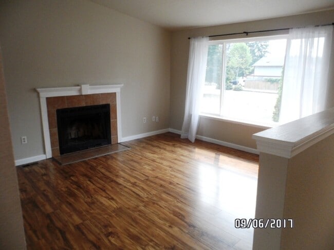 Building Photo - UNIVERSITY PLACE 4 bdrm, 2 bath, $2995 rent