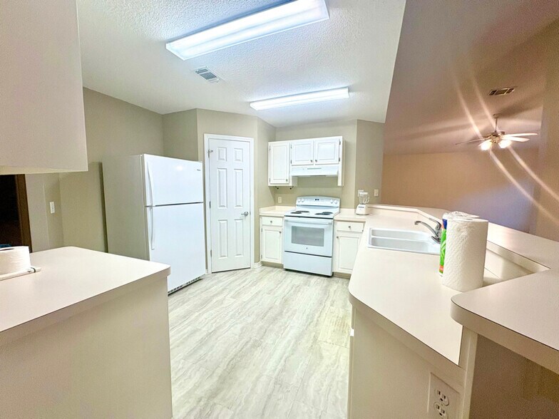 Building Photo - 6879 Cedar Ridge Cir