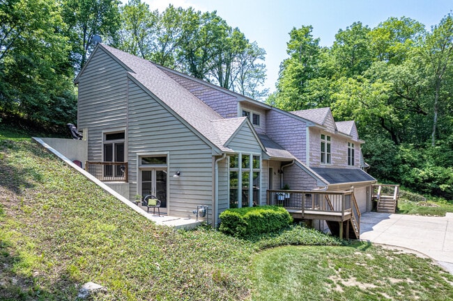 Building Photo - 2 E Clarkson Rd