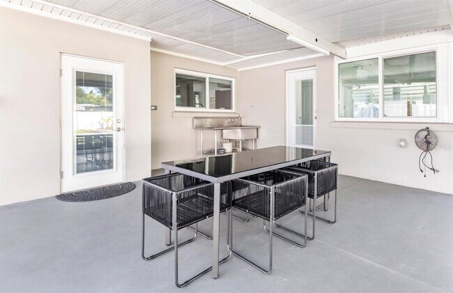 Building Photo - 1205 W Adalee St