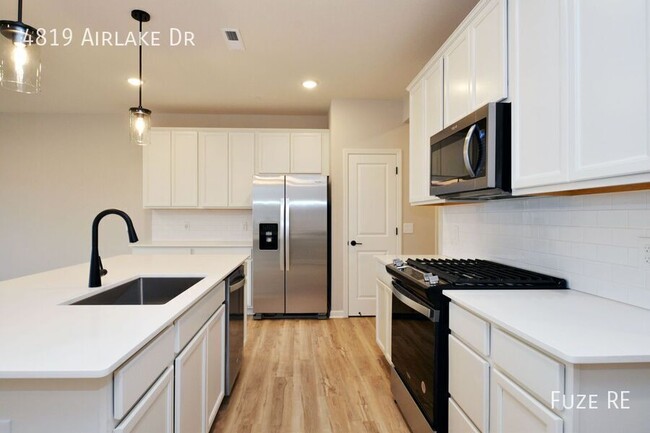 Building Photo - 4819 Airlake Dr