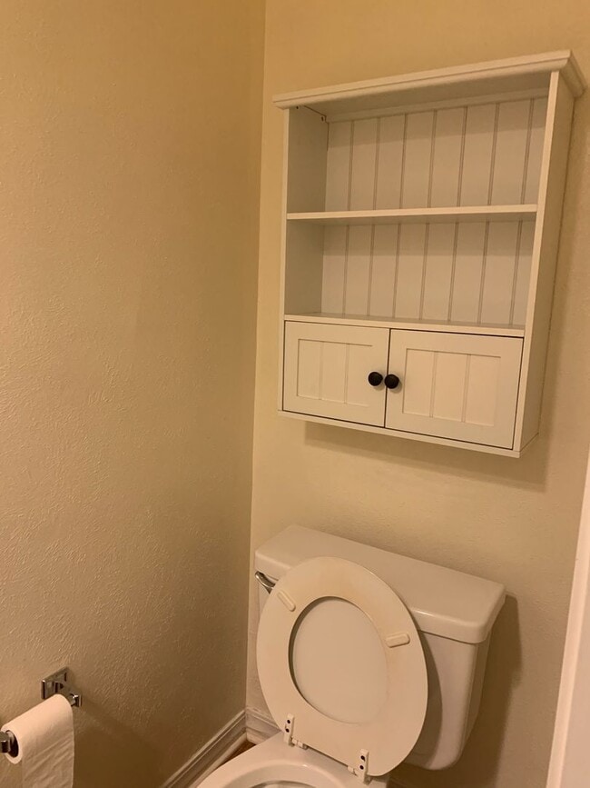 Building Photo - Beautiful Townhouse in Gated Community