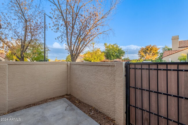 Building Photo - 921 W University Dr