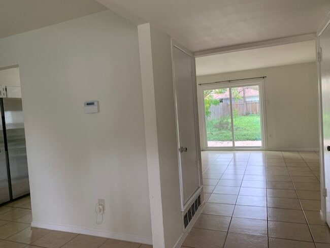 Building Photo - 4 bedroom, 2.5 bathroom, and 2 car garage house