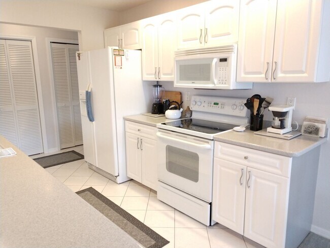 Building Photo - 3177 E Village Dr