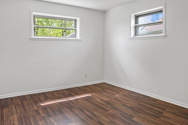 Building Photo - 301 Sheridan Dr