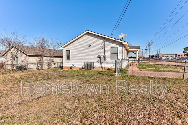 Building Photo - 2701 S Phillips Ave