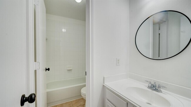 Building Photo - 827 Forest Ivy Ln