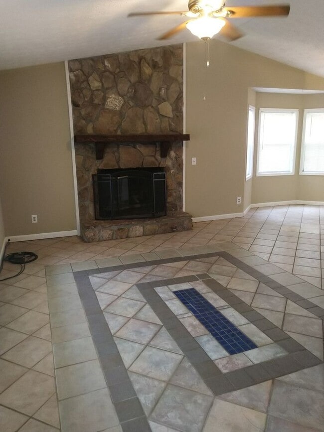 Building Photo - 2425 Justin Dr SW