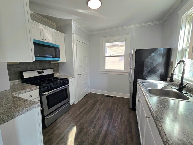 Building Photo - 328 Rosewood Ave