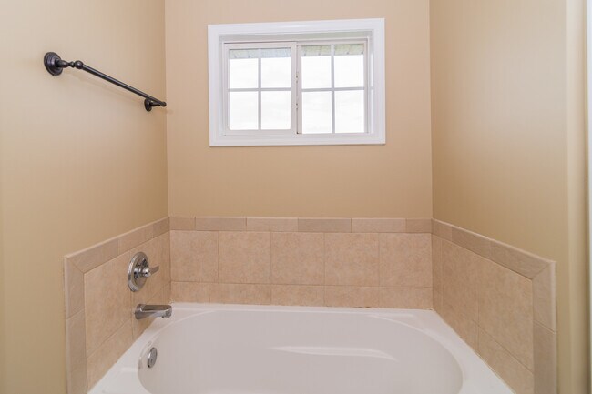 Building Photo - 3 Bedroom, 2 Bath Home in Valley View with Privacy Fenced in Backyard! June move in!!