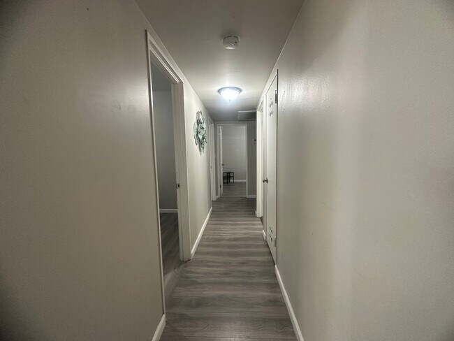 Building Photo - 3 Bedroom Townhouse