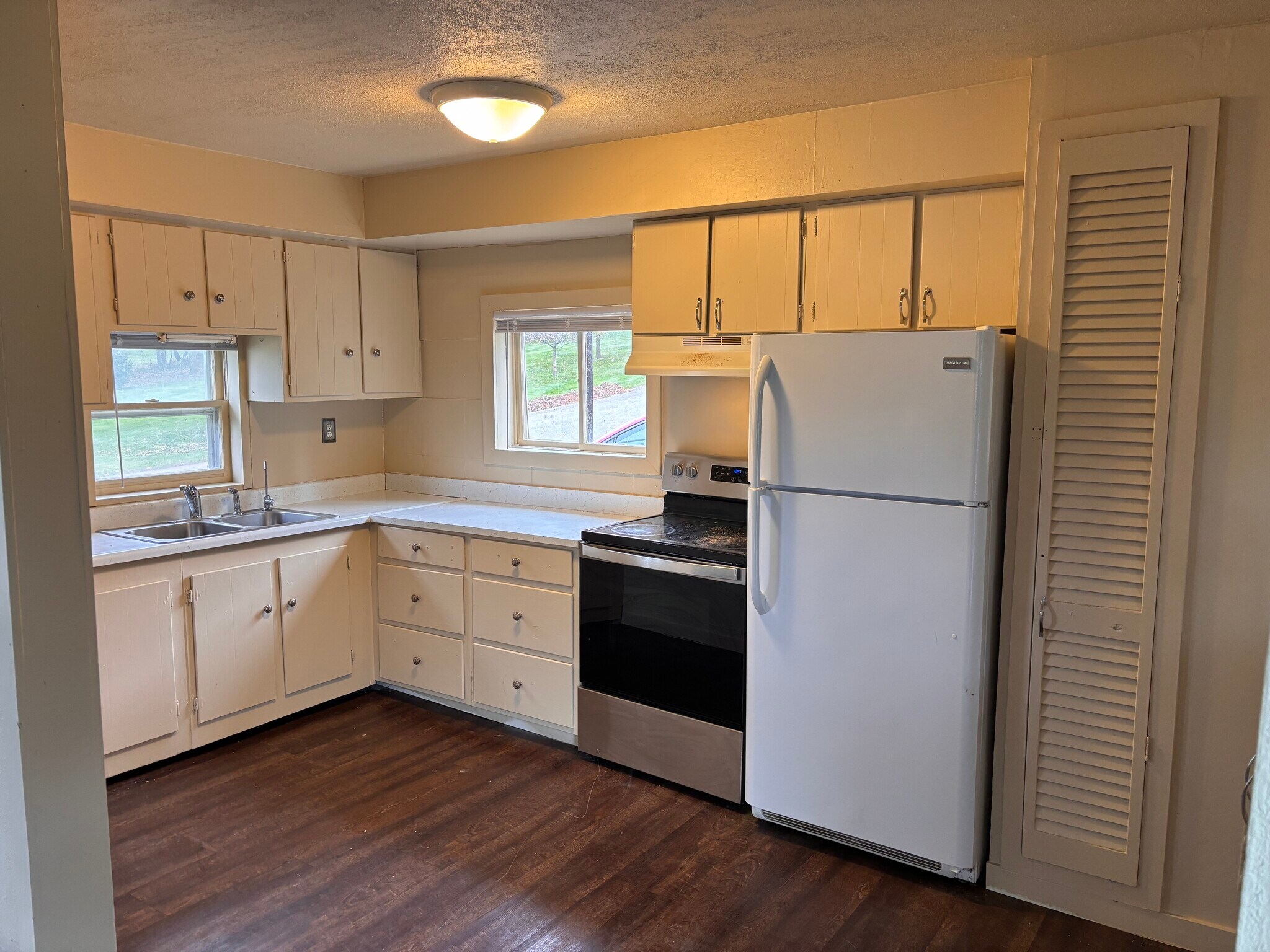 Building Photo - 3055 N 6th St