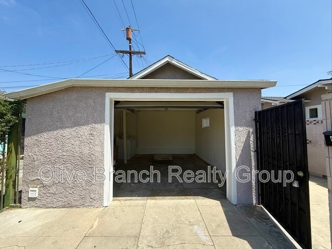Building Photo - 4125 1/2 S. Van Ness Ave