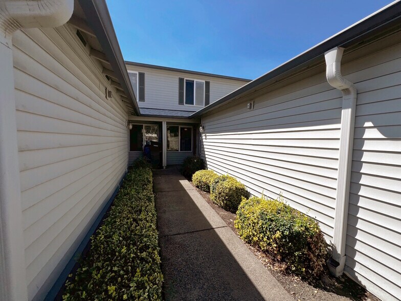 Building Photo - 4000 NE 109th Ave