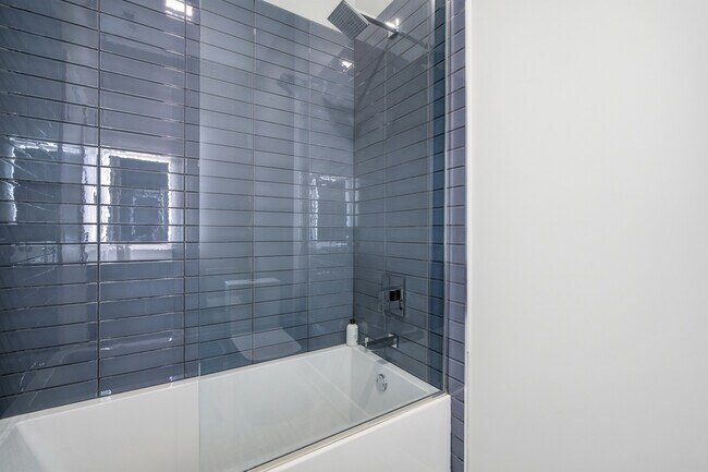 Building Photo - 725 W 17th St