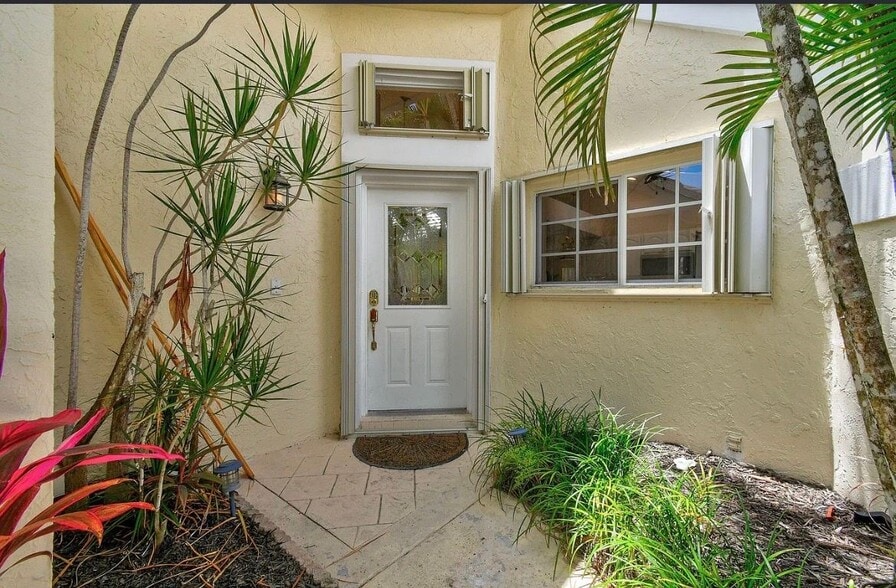 Building Photo - 9293 Heathridge Dr
