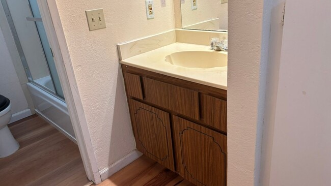 Building Photo - Spacious 3 bed/2 bath condo in Desirable Valley Crest