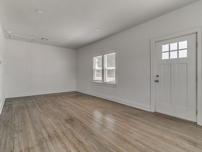 Building Photo - Beautifully Remodeled 2 bed / 1 bath
